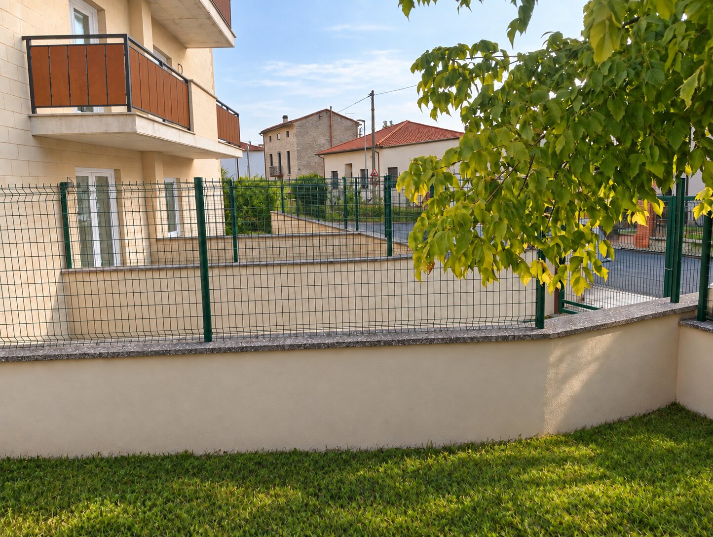 Vista del giardino e della recinzione esterna