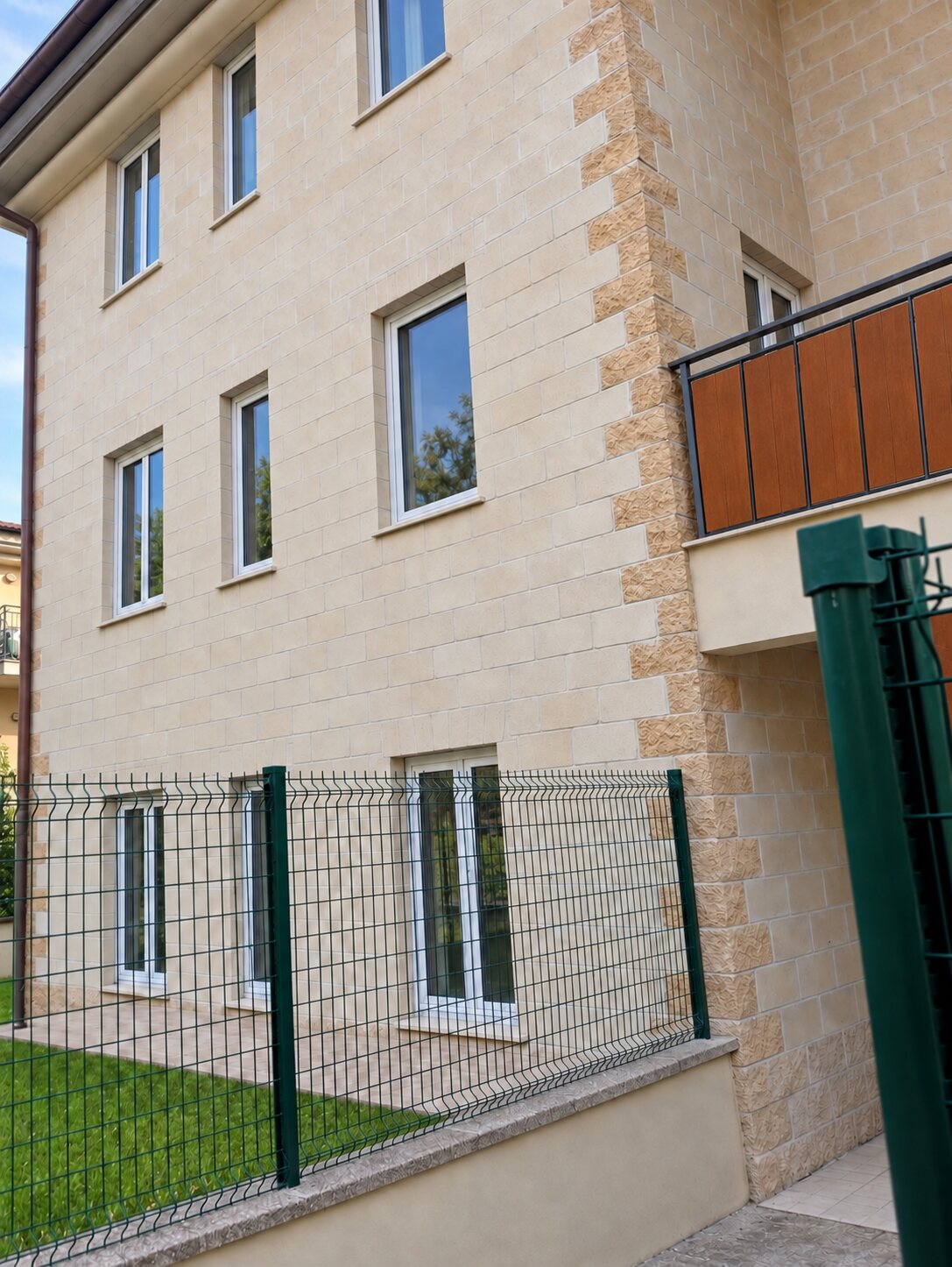 Dettaglio laterale della palazzina e di un balcone