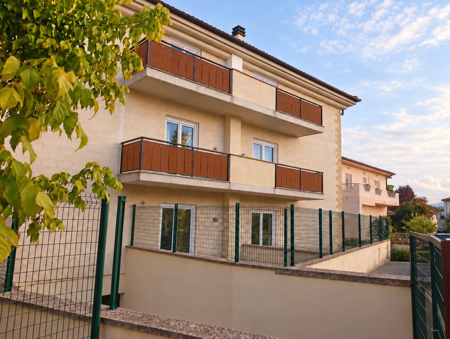Vista esterna della palazzina con balconi