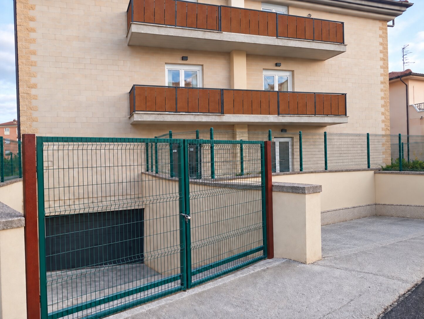 Facciata della palazzina con balconi e cortile