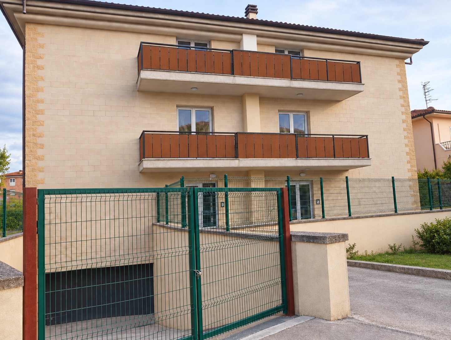 Vista frontale della palazzina con balconi