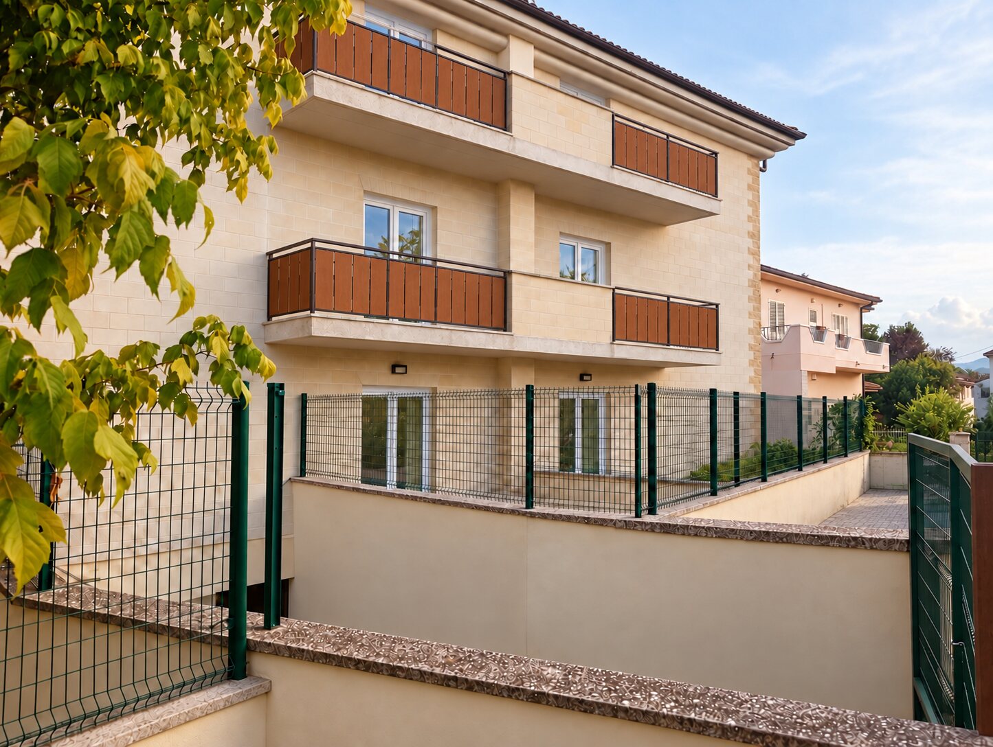Vista laterale della palazzina e dell'area esterna