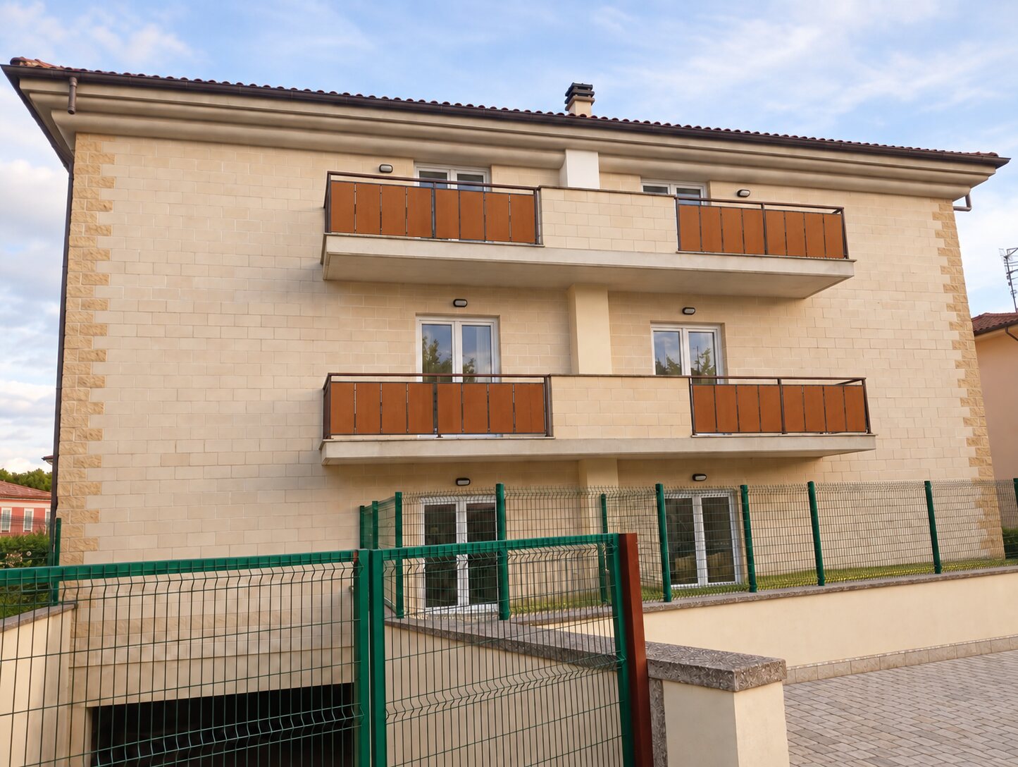 Facciata con balconi e accesso al cortile