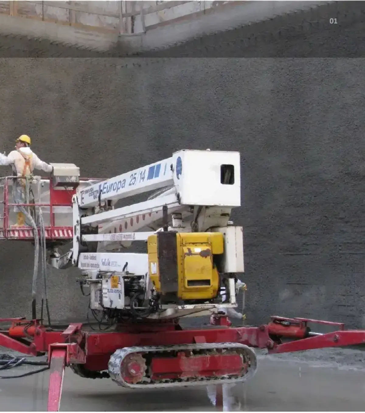 Applicazione di spritz beton su una parete con piattaforma cingolata