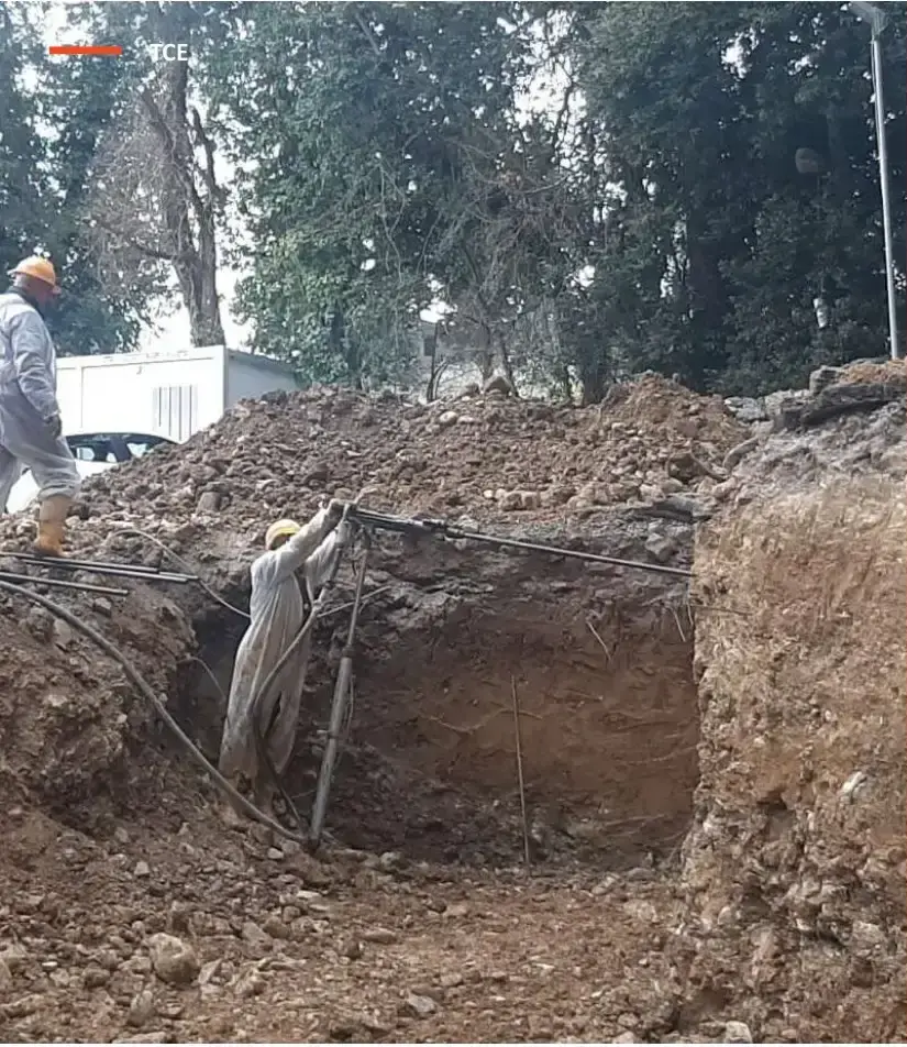 Operatori con attrezzatura portatile in uno scavo ad accesso limitato
