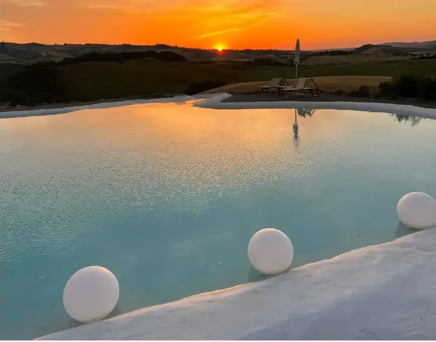 Piscina completata e integrata nel paesaggio