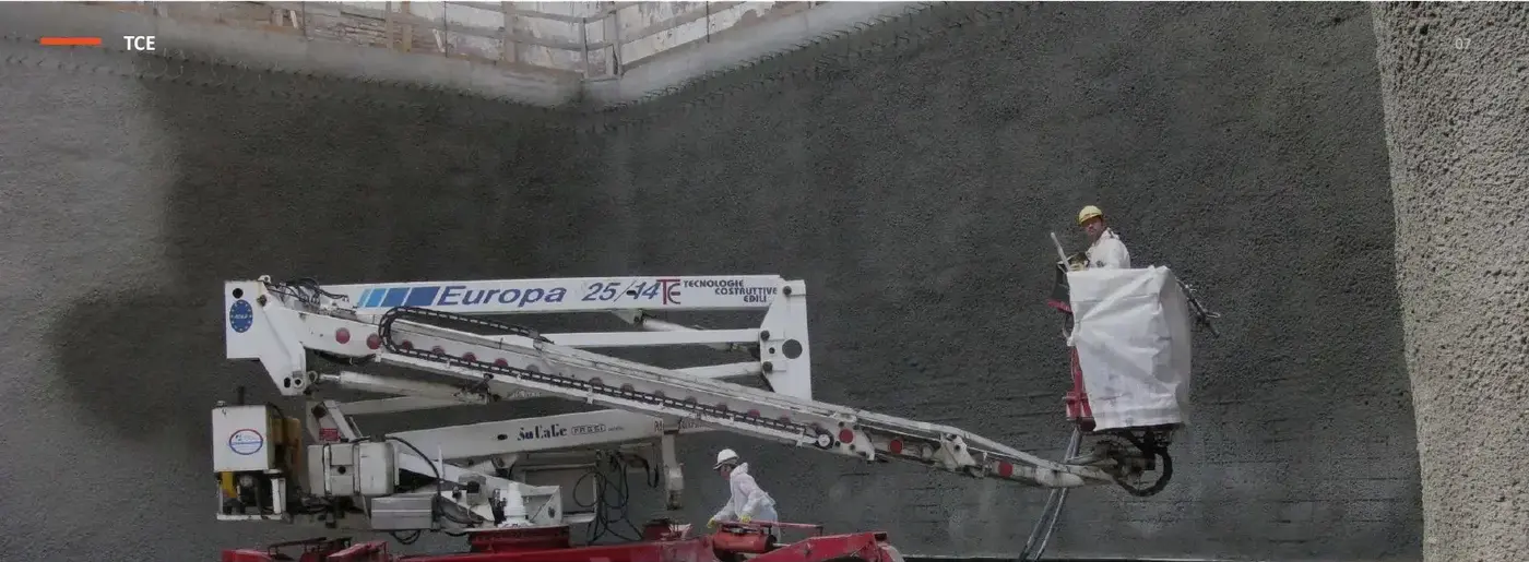 Piattaforma cingolata durante l'applicazione dello spritz beton in quota