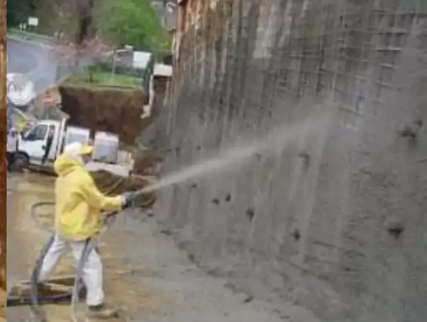 Operatore durante la proiezione continua dello spritz beton