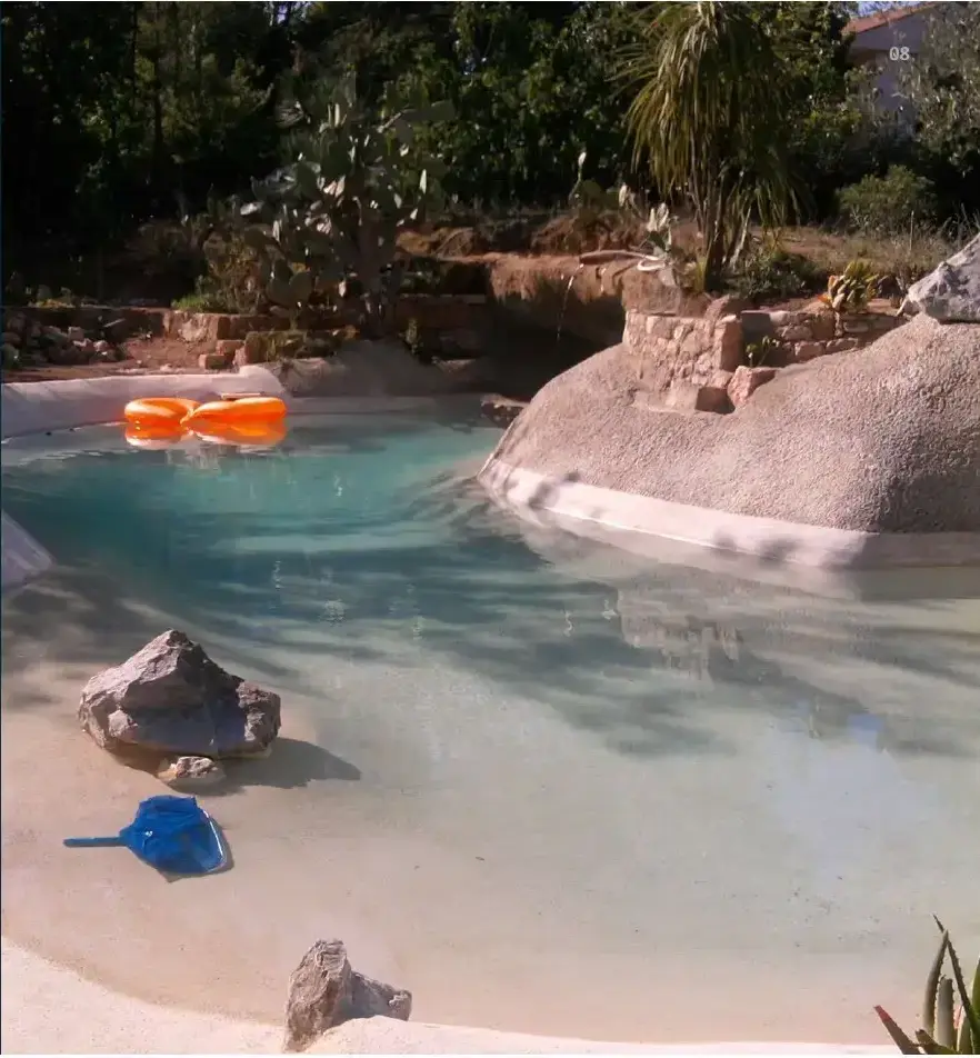 Piscina organica realizzata con spritz beton impermeabile